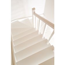 Белая открытая лестница